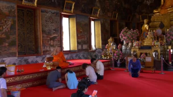 Люди моляться всередині храму — стокове відео