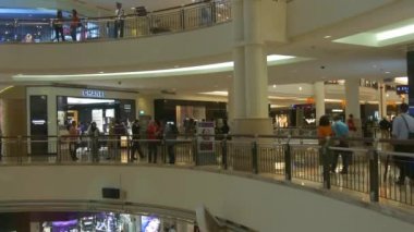 Marina Bay Sands alışveriş merkezinde insanlar