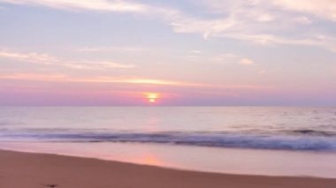 Tropikal sahilde inanılmaz bir gün batımı.