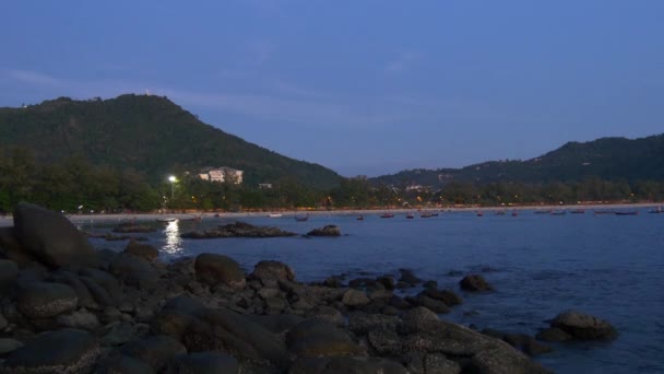 Panorama van de kust van de nacht in Phuket — Stockvideo