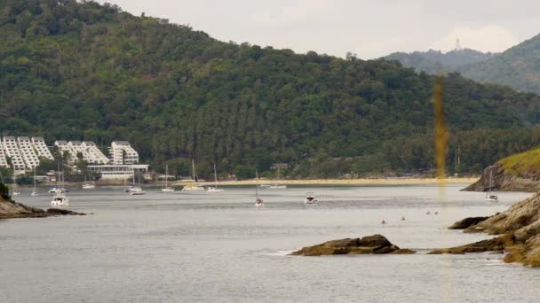 Panorama de la costa durante la lluvia — Vídeo de stock