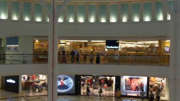Gente en Marina Bay Sands centro comercial — Vídeo de stock