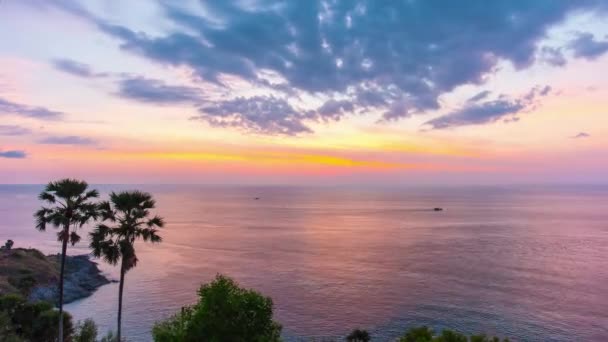 美丽的落日笼罩着大海 — 图库视频影像