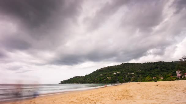 Berömda semesterorten stranden av ön phuket — Stockvideo