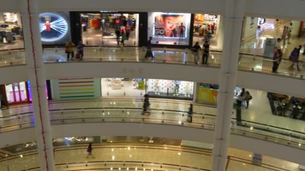 Emberek a Marina Bay Sands mall — Stock videók