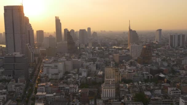 Sonnenuntergang Blick auf Bangkoks Skyline — Stockvideo