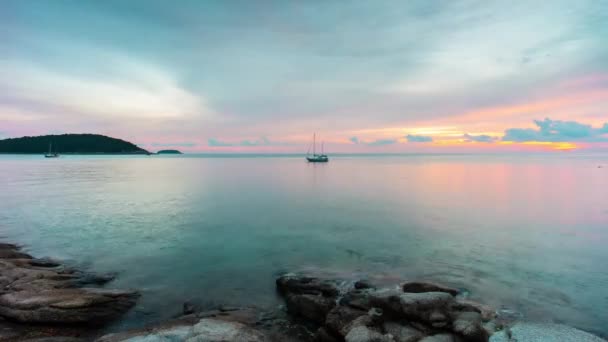 Pôr do sol incrível sobre a praia tropical — Vídeo de Stock