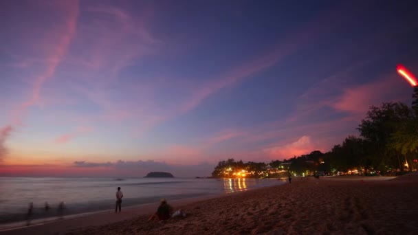 Strand van phuket eiland tijdens zonsondergang — Stockvideo