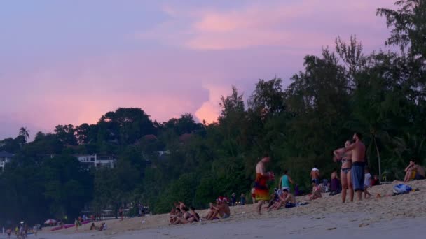 Pessoas relaxando na praia — Vídeo de Stock