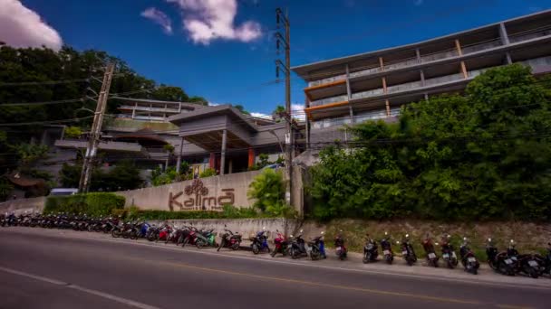 Tráfico en la carretera de la ciudad cerca de la playa Patong — Vídeos de Stock