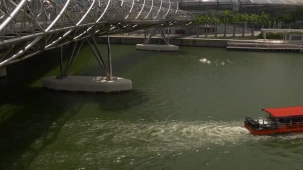 Helix Köprüsü ve Marina Bay — Stok video