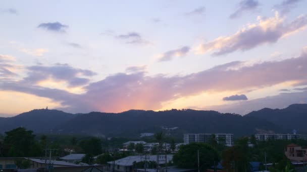 Solnedgång himlen över buddha berg — Stockvideo