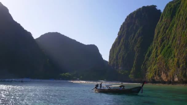 Berömda ön med båt — Stockvideo