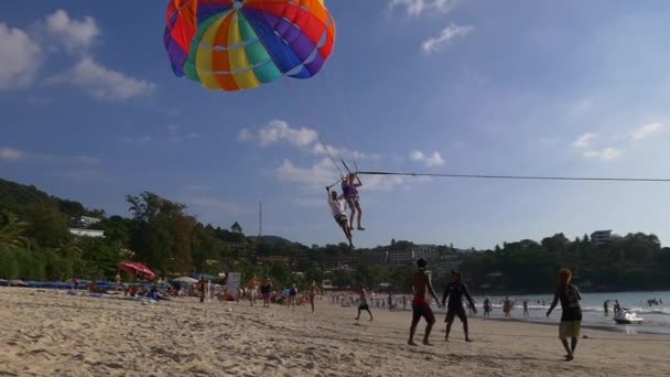 Cavaliers cerf-volant sur la plage — Video