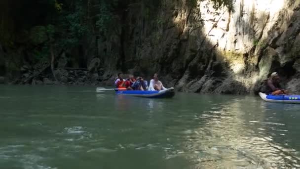 Giornata estiva escursione turistica in barca — Video Stock