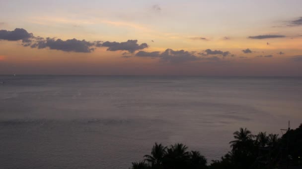 Úžasný západ slunce nad tropickou pláží — Stock video