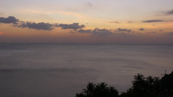 Geweldige zonsondergang boven het tropische strand — Stockvideo