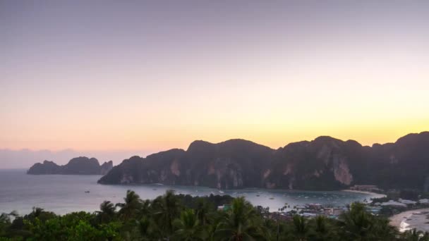 Increíble puesta de sol sobre la playa tropical — Vídeos de Stock