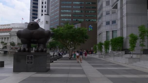 Огромная пухлая птичья статуя — стоковое видео