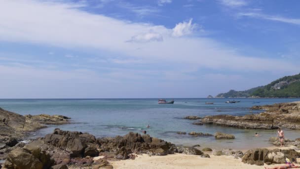 Tropiska stranden av ön phuket — Stockvideo