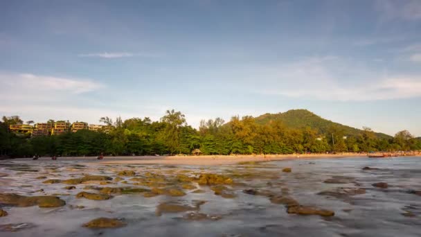 Gün batımı phuket Adası kata noi beach kıyı şeridi panorama 4 k zaman sukut Tayland — Stok video