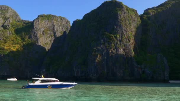 Famous island boat ride — Stock Video