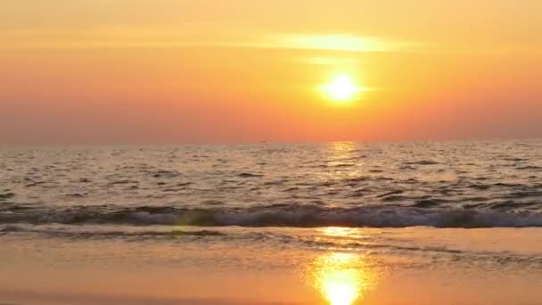 Geweldige zonsondergang boven het tropische strand — Stockvideo