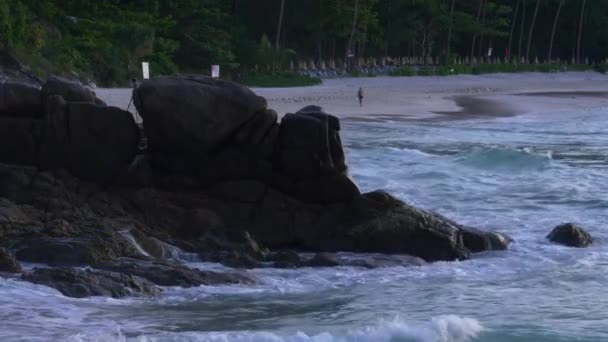 Golven wassen het rotsachtige strand — Stockvideo