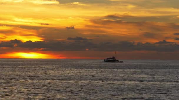 Incredibile tramonto sulla spiaggia tropicale — Video Stock