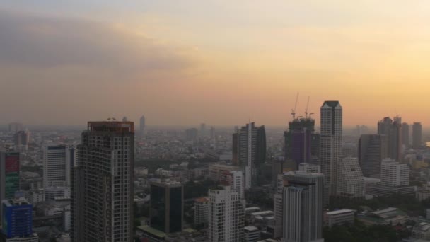 Vista sul tramonto sullo skyline di Bangkok — Video Stock