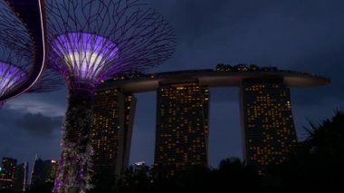 gece koyunda bahçelerle