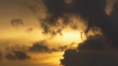 Phuket günbatımında sırasında bulutlu gökyüzü