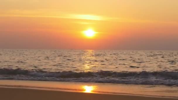 Increíble puesta de sol sobre la playa tropical — Vídeo de stock