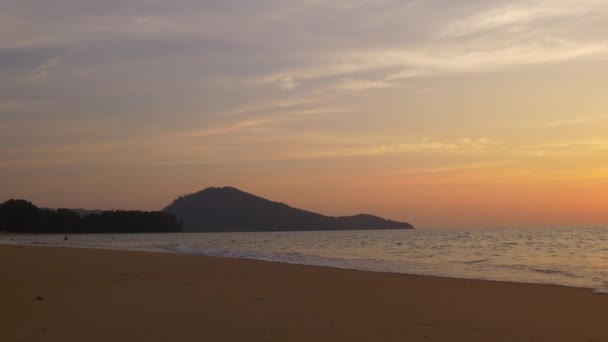 ดวงอาทิตย์ตกที่น่าทึ่งเหนือชายหาดเขตร้อน — วีดีโอสต็อก