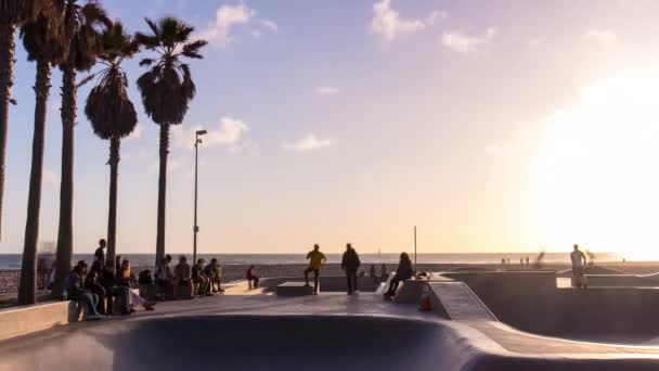 Известный скейт-парк на закате — стоковое видео