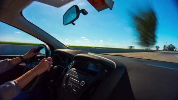 Lány vezetési autó — Stock videók