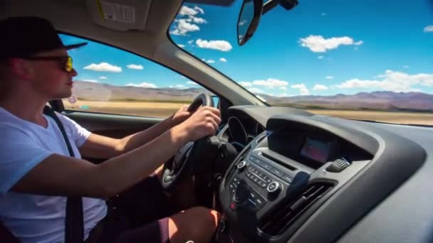 Joven conduciendo coche — Vídeos de Stock