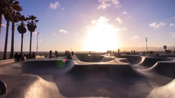 Célèbre skate park au coucher du soleil — Video