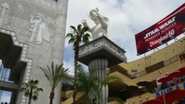 alışveriş merkezinde insan kalabalığı