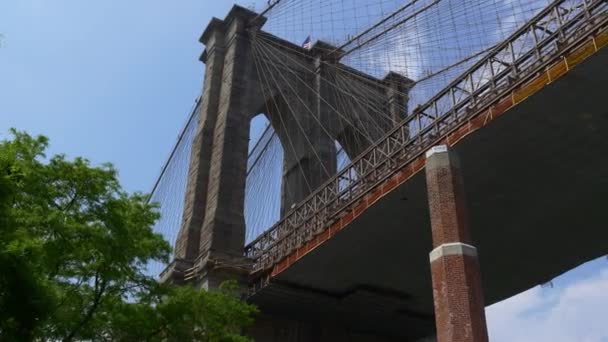 Vista soleada del día en el puente de Brooklyn — Vídeos de Stock