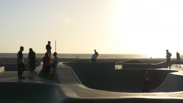 Beroemde Skatepark bij zonsondergang — Stockvideo