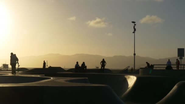 Famoso parque de skate ao pôr do sol — Vídeo de Stock