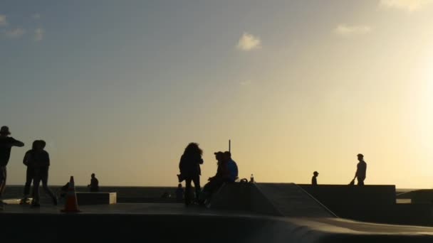 Berömda skateboardpark vid solnedgången — Stockvideo