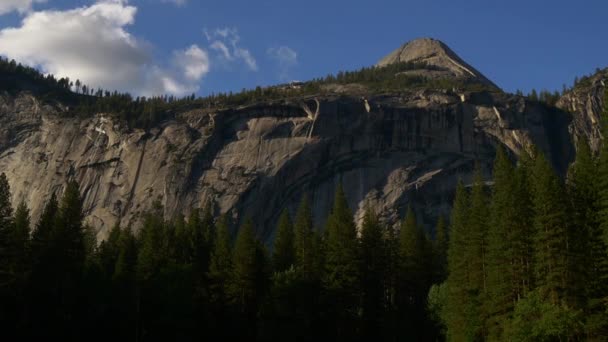 Halve koepel in yosemite national park — Stockvideo