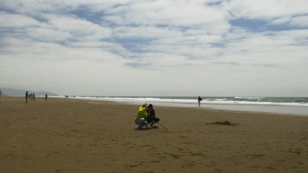 Pessoas na praia do oceano — Vídeo de Stock