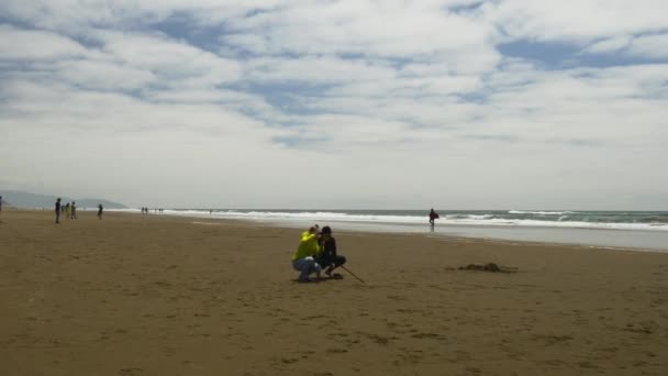 Les gens sur la plage océanique — Video