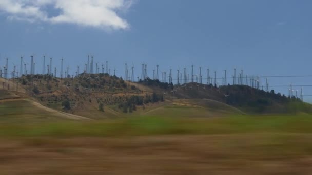 Větrné turbíny výrobu energie na svahu — Stock video