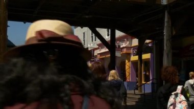 Venice Beach üzerinde insan kalabalığı