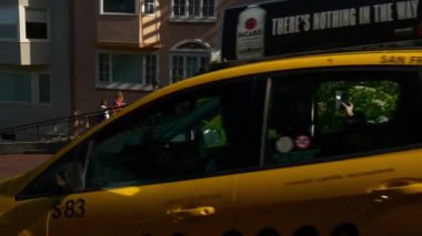 Lombard Street üzerinde sürüş araba