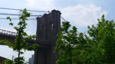 brooklyn Köprüsü'nde güneşli gün görünümü